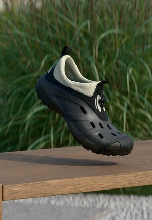 Crocs QUICK TRAIL LOW UNISEX - Walking sandals - espresso