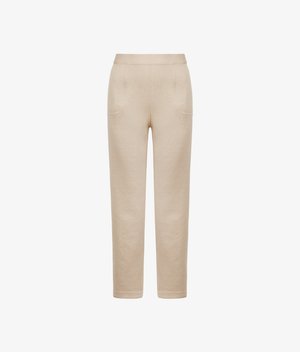 Beige bukser med lige ben, elastisk talje og forlommer, vist på hvid baggrund.