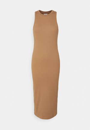 Robe midi sans manches en tissu côtelé camel avec encolure ronde et coupe slim, présentée sur fond blanc uni.