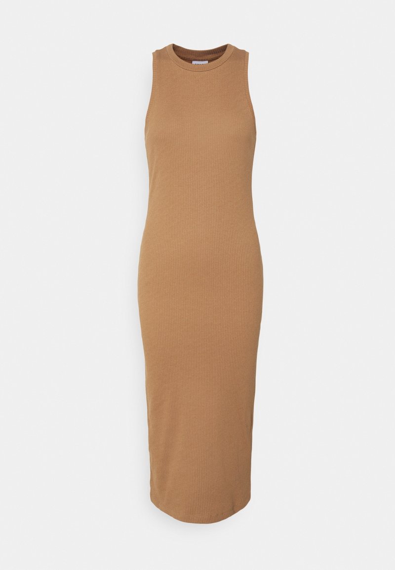 Robe midi sans manches en tissu côtelé camel avec encolure ronde et coupe slim, présentée sur fond blanc uni.