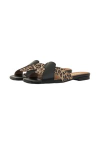 Chanclas negras con correas de tela con estampado de leopardo. Cuentan con una suela plana y un diseño de punta abierta, combinando materiales sintéticos y textiles.