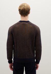 Strickpullover in Dunkelbraun und Marineblau mit vertikalen Streifen, geripptem Ausschnitt und Bündchen, mit figurbetonter Passform und strukturierter Optik.