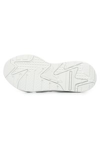 Semelle de chaussure de sport blanche avec des rainures texturées, un motif en diamant pour l'adhérence et une pointe arrondie lisse. Les accents incluent un détail de logo.