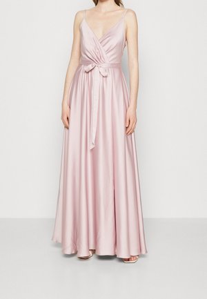 Robe longue en satin rose clair avec un décolleté en V, un design croisé et une ceinture nouée à la taille ; elle présente des bretelles fines et une jupe fluide.