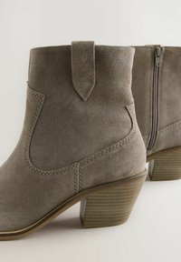 Next STANDARD WIDE FIT-FOREVER COMFORT BLOCK HEEL - Botines camperos - mink brown