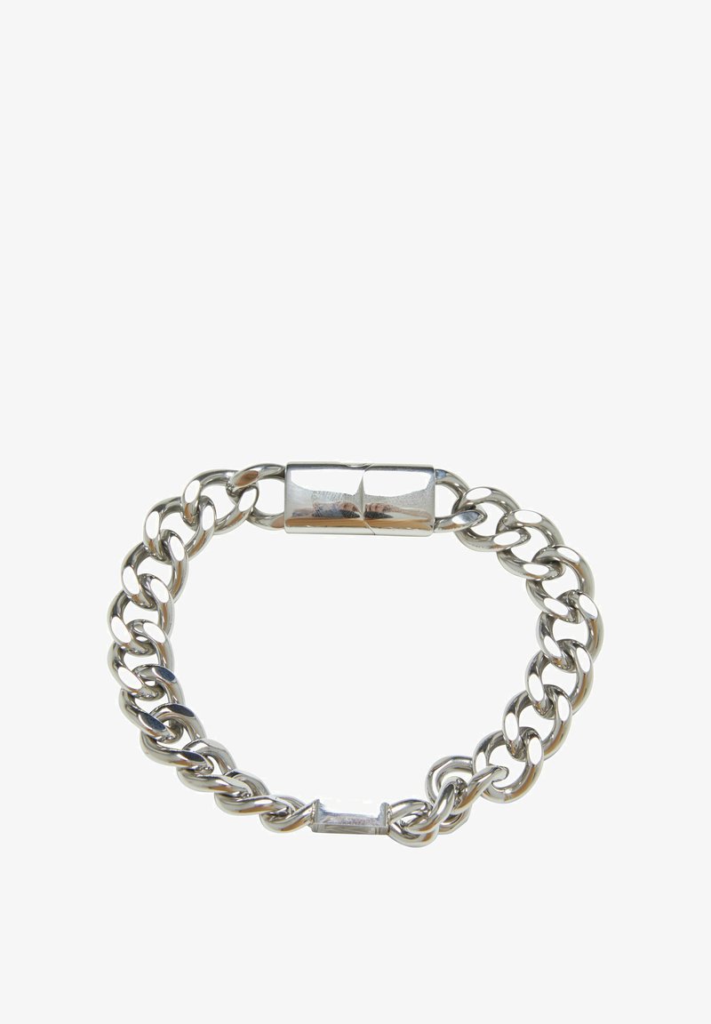 Silvermetallkedja armband med sammanlänkade länkar och ett rektangulärt spänne, med en polerad yta och slät textur.