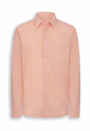 Męska koszula z długim rękawem na guziki, w miękkim brzoskwiniowym kolorze, z klasycznym kołnierzykiem i białymi guzikami z przodu.