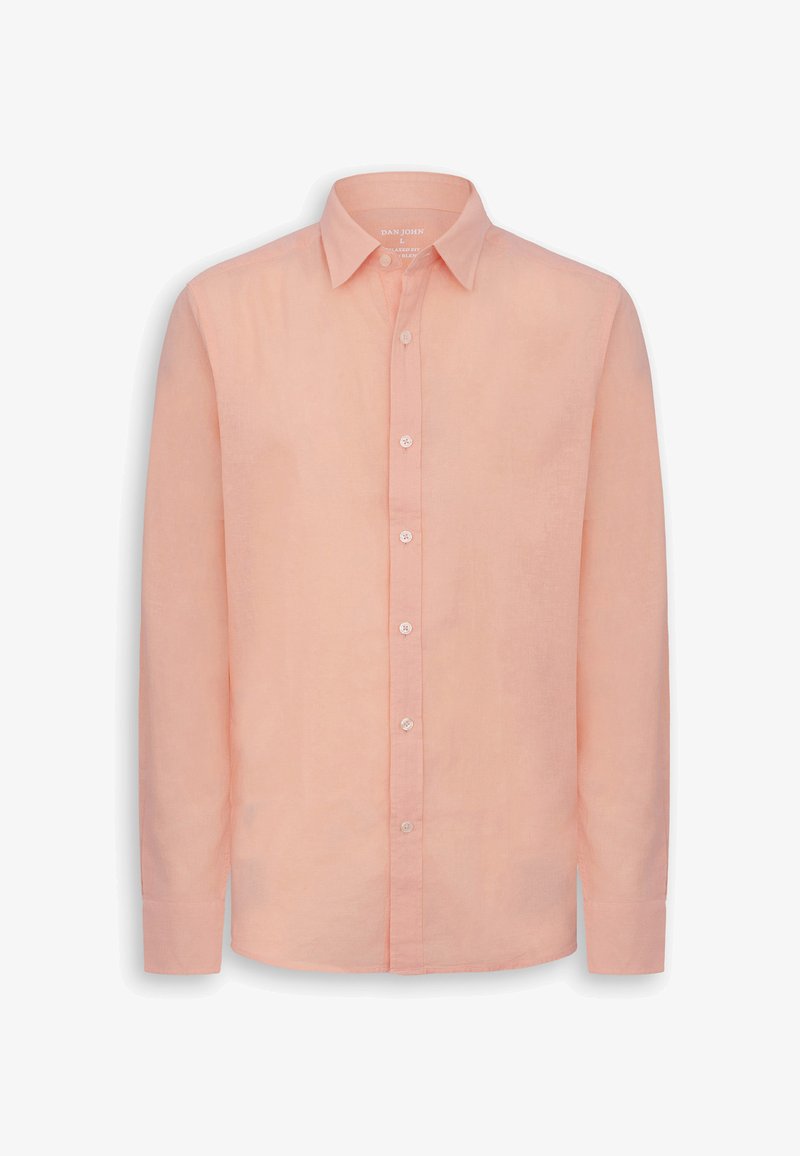 Herren-Langarmhemd mit Knöpfen in weichem Pfirsichfarben, mit klassischem Kragen und weißen Knöpfen vorne.