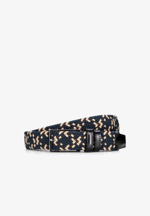 Cintura in tessuto intrecciato nei colori blu navy, beige e marrone con fibbia rettangolare in argento e dettagli in pelle nera su sfondo bianco.