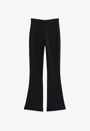 Zwarte broek met hoge taille en uitlopende pijpen, gemaakt van soepel, rekbaar materiaal, plat gelegd op een witte achtergrond.