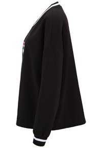 Sudadera negra de manga larga con un corte holgado, que presenta un cuello y puños a rayas blancas y negras, y un detalle de bordado en los laterales.