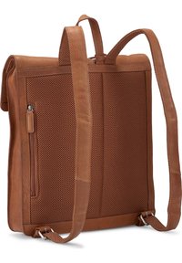 Bruine leren rugzak met een gestructureerd, geperforeerd paneel, verstelbare schouderbanden en een ritszak aan de zijkant. Duurzaam ontwerp.