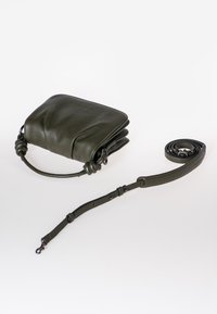 Borsa a tracolla in pelle verde oliva con una texture morbida, dotata di manico annodato e spallaccio regolabile, design rettangolare compatto.