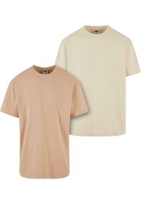 Twee T-shirts met korte mouwen in beige en crème, gemaakt van zachte katoen, met ronde hals en een effen textuur zonder patronen.