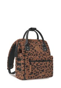 Bruine faux fur rugzak met zwarte luipaardvlekken, leren handvatten en een voorzak met rits. Beschikt over verstelbare schouderbanden en een ronde logo patch.