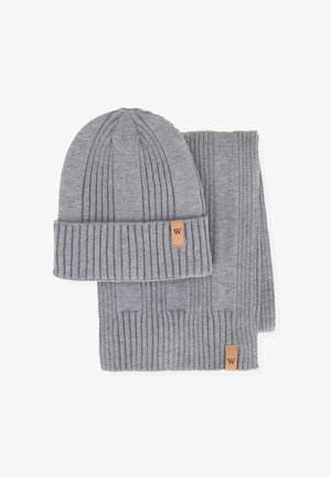 Grijze gebreide muts en sjaal set met verticale ribbels. Voorzien van een leren logolabel. Zacht van textuur, warm ontwerp en bijpassende kleuren.