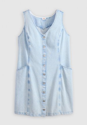 Robe en denim bleu clair avec un décolleté en V, une fermeture à boutons à l'avant et deux poches latérales. Le tissu a une finition légèrement texturée et un design décontracté.