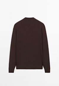 Tmavě bordó žebrovaný pletený svetr s dlouhými rukávy a kulatým výstřihem, zdobený texturovaným vzorem na zádech a hladkým lemem.