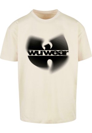 Majica od pamuka boje krem s crnim grafičkim logoom koji prikazuje dizajn plamena, uz tekst "wu wear" ispod.