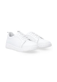 Weiße Sneaker aus glattem Leder mit einer strukturierten Gummisohle, ausgestattet mit Schnürsenkeln, abgerundeter Zehenpartie und minimalistischen Designelementen.
