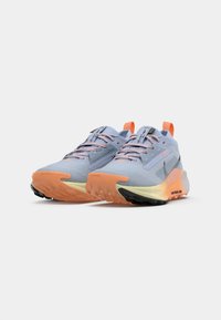 Zapatillas de correr de color azul claro con parte superior de malla texturizada, detalles en naranja y una suela duradera. Presenta un logotipo llamativo y un diseño de talón distintivo.