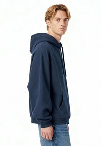 Felpa con cappuccio blu navy realizzata in morbido cotone. Caratterizzata da una tasca a marsupio, cappuccio con coulisse e polsini a costine. Vestibilità rilassata, dettagli di cuciture visibili.