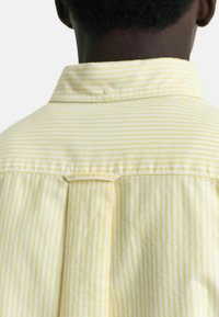 Geel gestreepte shirt met een button-down kraag, voorzien van een zachte textuur en een yoke-detail aan de achterkant.