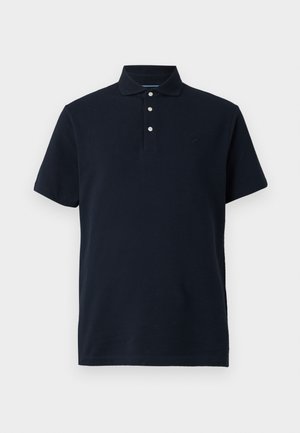 Tumesinine lühikeste varrukatega polo-särk, millel on krae ja kolm valget nööpi nööbitiivul, esitatud lihtsa tausta ees.