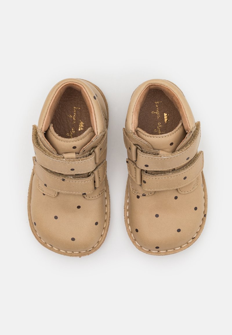 Kinder Sneaker | Konges Sløjd SOURIS PREWALKER SHOE PRINT UNISEX Lauflernschuh magnet/beige - BH44789 Kinder Sneaker | Konges Sløjd SOURIS PREWALKER SHOE PRINT UNISEX Lauflernschuh magnet/beige - BH44789