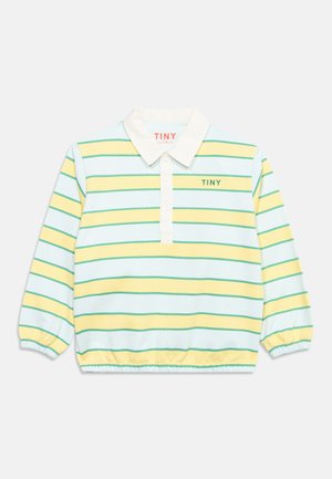 Langermet poloshirt med hvit krage, horisontale gule og grønne striper på lyseblått stoff, og "TINY" trykt på venstre bryst.