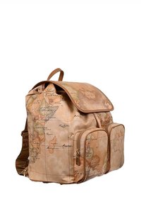 Zaino beige con design mappa del mondo, doppie tasche frontali con zip, patta pieghevole e maniglia superiore. Realizzato in tessuto testurizzato.