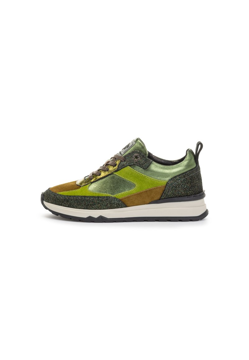 Sneaker in suede verde e metallizzato con finitura testurizzata, caratterizzate da un design a strati, lacci marroni e suola in gomma nera per una maggiore aderenza.