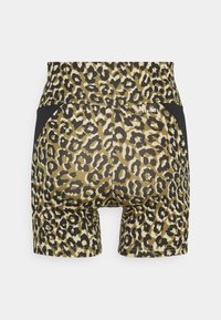 Højtaljede atletiske shorts med et olivengrønt og sort leopardprint, der har sorte sidelapper og lille hvid "AEROREADY" tekst på bagsiden.