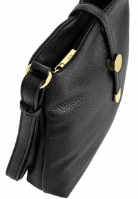 Czarna skórzana torba na ramię o fakturowanej powierzchni, ze złotymi akcentami, zamykana na zamek błyskawiczny, w zaokrąglonym kształcie. Posiada odczepiany pasek.