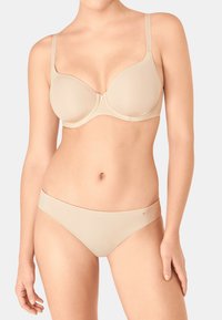 Nude gevoerd beha van gladde stof, met verstelbare banden en een subtiele sluiting aan de voorkant. In combinatie met bijpassende bikini-onderbroek.