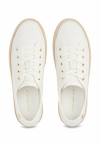 Weisse Leinenschuhe mit goldenen Ösen, runder Zehenpartie, beigefarbenem strukturiertem Sohlenrand und flachem Design; sichtbares Branding auf der Innensohle.