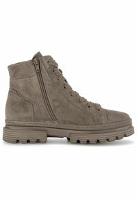Bottines mi-hautes en daim gris avec une finition texturée. Dotées d'un laçage à l'avant et d'une fermeture éclair latérale pour un accès facile. Semelle en caoutchouc robuste.