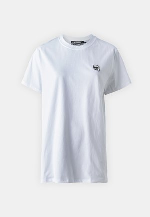 Tricou alb din bumbac cu mâneci scurte, guler rotund și un mic logo negru în zona stângă a pieptului. Textură netedă, croială casual.