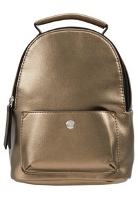 Metallisch goldener Rucksack mit abgerundeter Form, Tragegriff oben, Reißverschluss und einer Fronttasche mit Druckknopfdetail. Glatte Textur.