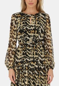Sukienka z długim rękawem, w swobodnym kroju, z czarno-beżowo-brązowym abstrakcyjnym wzorem, z dekoltem typu keyhole i z paskiem w talii.