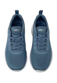 Sneaker in rete blu con punta rotonda, lacci piatti e dettaglio del logo sulla linguetta. Design leggero e tomaia texturizzata con suola bianca.