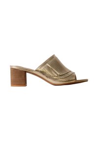 Chaussure mule dorée à bout ouvert avec dessus texturé en couches et talon bloc empilé, vue de côté sur fond blanc.