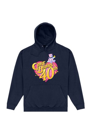 Granatowa bluza z kapturem z kieszenią frontową i sznurkiem do ściągania. Na środku znajduje się grafika "Care Bears 40th" w kolorze żółtym i różowym z gwiazdkami.
