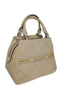 Borsa a tracolla beige trapuntata in materiale sintetico con dettagli dorati e una cerniera. Presenta due manici superiori e un logo decorativo.