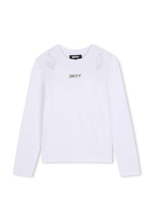 Witte DKNY-shirt met lange mouwen, uitsnijdingen op de schouders en metalen logo op de borst, getoond op een witte achtergrond.