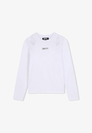 Witte DKNY-shirt met lange mouwen, uitsnijdingen op de schouders en metalen logo op de borst, getoond op een witte achtergrond.