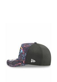 Schwarze Baseballmütze mit einem bunten Spritzdesign. Verfügt über einen einfarbigen schwarzen Rücken, ein gesticktes Logo auf der Vorderseite und eine perforierte Textur.