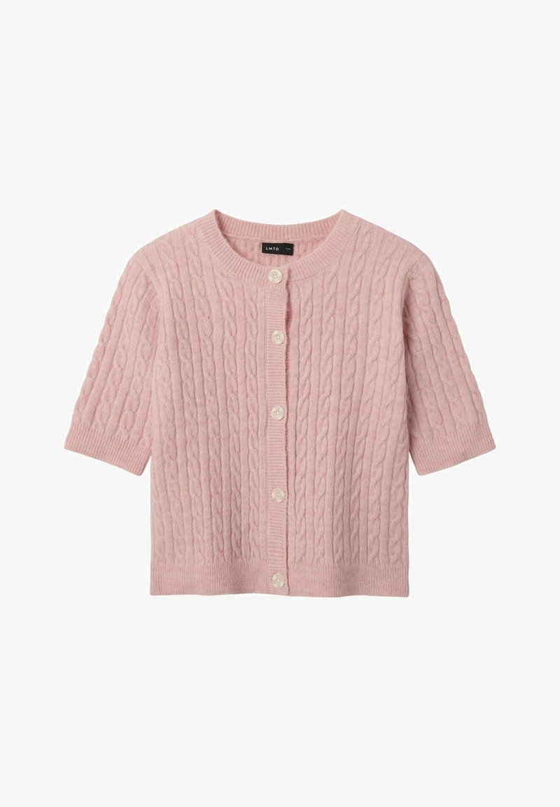 Vaaleanpunainen puuvillaneulepaita, jossa on lyhyet hihat, pyöreä pääntie ja viisi valkoista nappia edessä. Pehmeä, ryppyinen kangas.