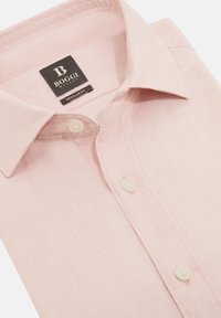 Camicia di lino rosa chiaro con una vestibilità regular, presenta un colletto classico e bottoni bianchi, mostrando una sottile texture in tutto il capo.
