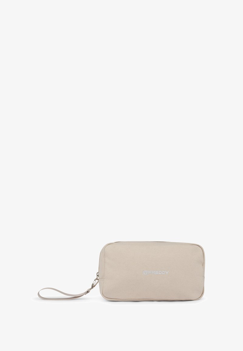 Funda de tela beige con cierre de cremallera, forma rectangular plana, que cuenta con una correa para la muñeca y un logo grabado en la parte frontal.